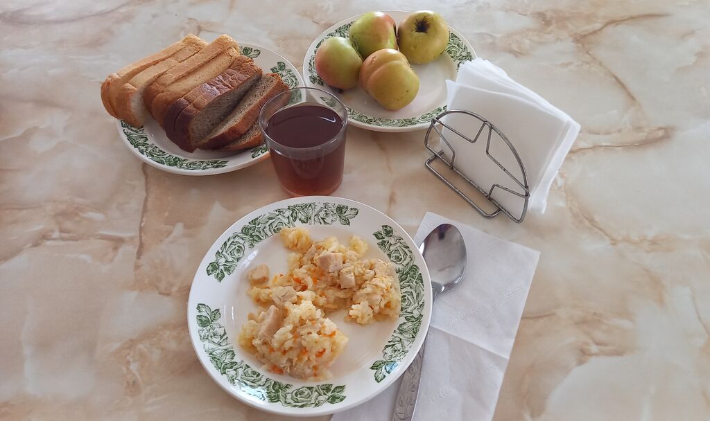 горячий завтрак 1-4 классы от 23.04.2024г плов из птицы, чай с сахаром, хлеб ржаной йодированный, хлеб пшеничный, яблоко
