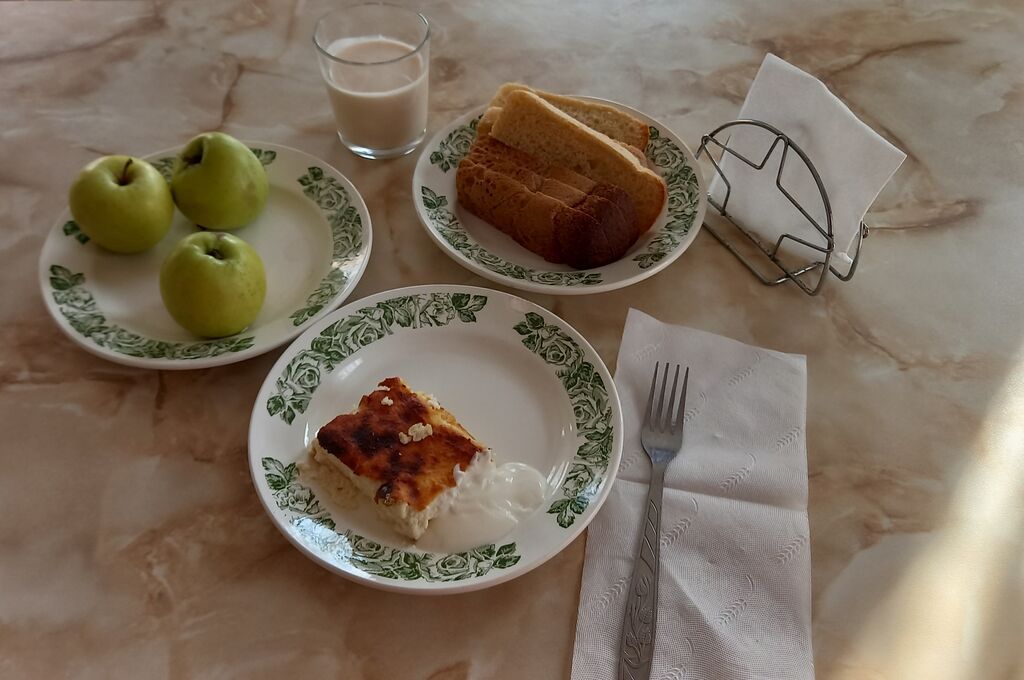 горячий завтрак 1-4 классы от 07.05.2024г пудинг из творога со сметаной, хлеб ржаной йодированный, хлеб пшеничный, ряженка, яблоко