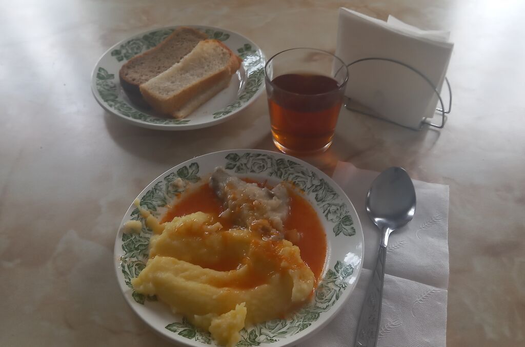 горячий завтрак 1-4 классы от 11.04.2024г рыба, запеченная в томатном соусе, картофельное пюре, чай с сахаром, хлеб пшеничный, хлеб ржаной йодированный