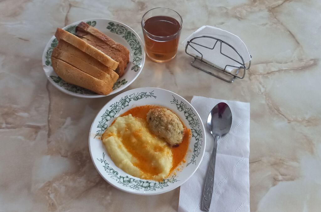 горячий завтрак 1-4 классы от 20.02.2024г, картофельное пюре в томатном соусе, котлета из рыбы, чай с сахаром, хлеб пшеничный, хлеб, хлеб ржаной йодированный