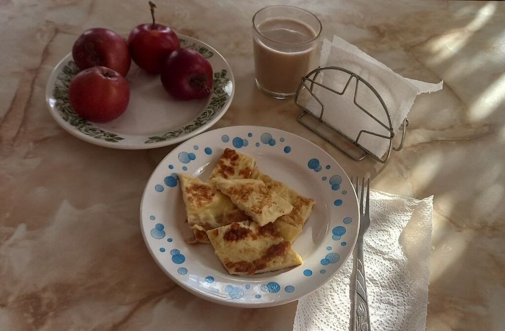 горячий завтрак 1-4 классы от 09.01.2024г омлет натуральный, кофейный напиток с молоком, хлеб пшеничный, хлеб ржаной одированный, яблоко