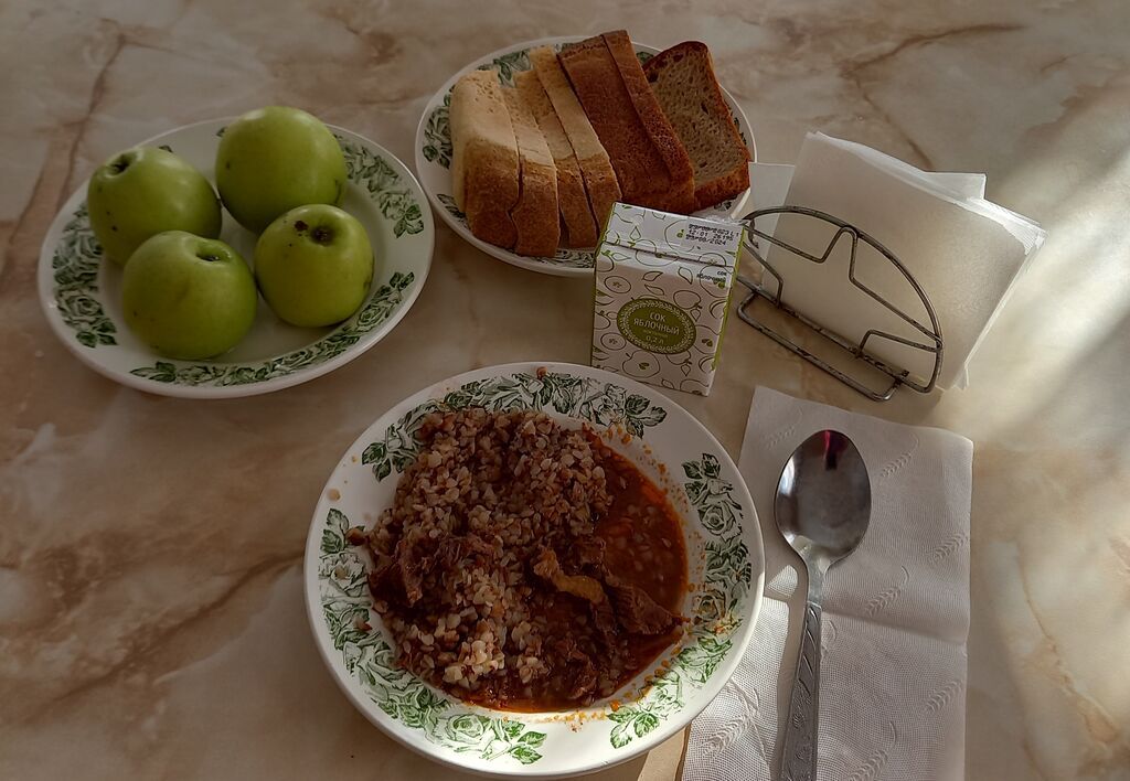 горячий завтрак 1-4 классы от 24.01.2024г говядина в томатном соусе, каша гречневая, яблоко, сок фруктовый, хлеб пшеничный, хлеб ржаной йодированный
