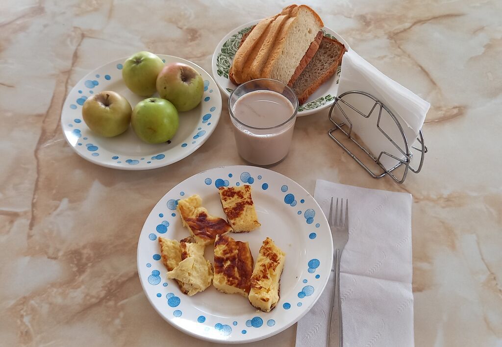 горячий завтрак 1-4 классы от 08.04.2024г омлет натуральный, хлеб пшеничный, хлеб ржаной йодированный, яблоко, кофейный напиток (2)