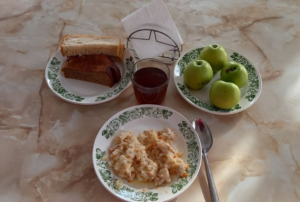 горячий завтрак 1-4 классов от 25.01.2024г плов из мяса курицы, чай с сахаром, хлеб ржаной йодированный, хлеб пшеничный, яблоко