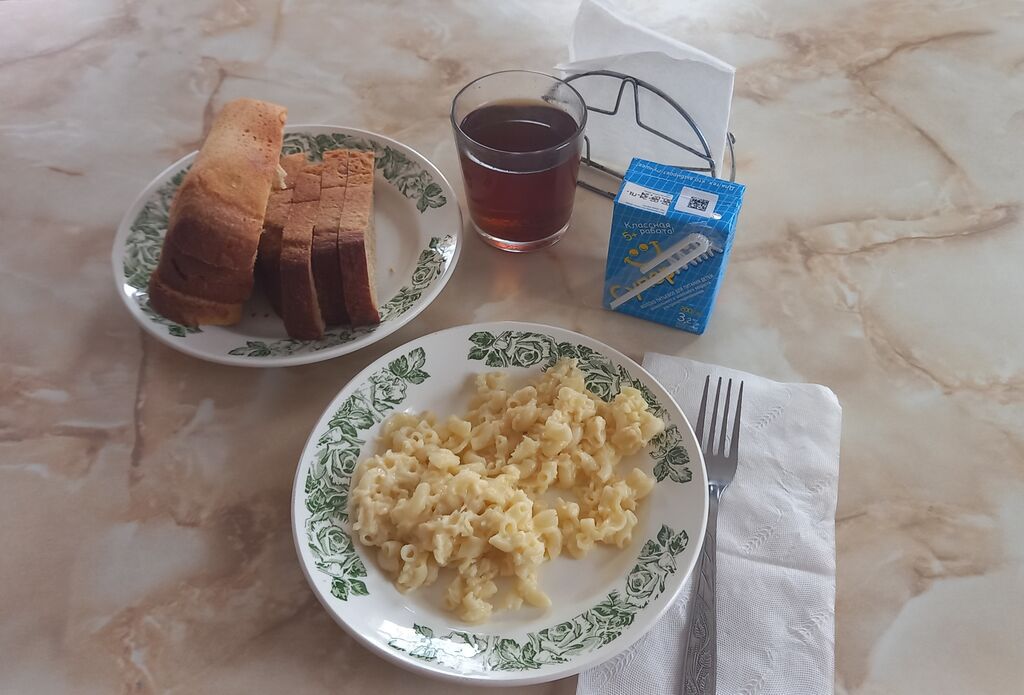 горячий завтрак 1-4 классы от 14.03.2024г макароны с сыром, хлеб пшеничный, хлеб ржаной йодированный, чай с сахаром, молоко с трубочкой
