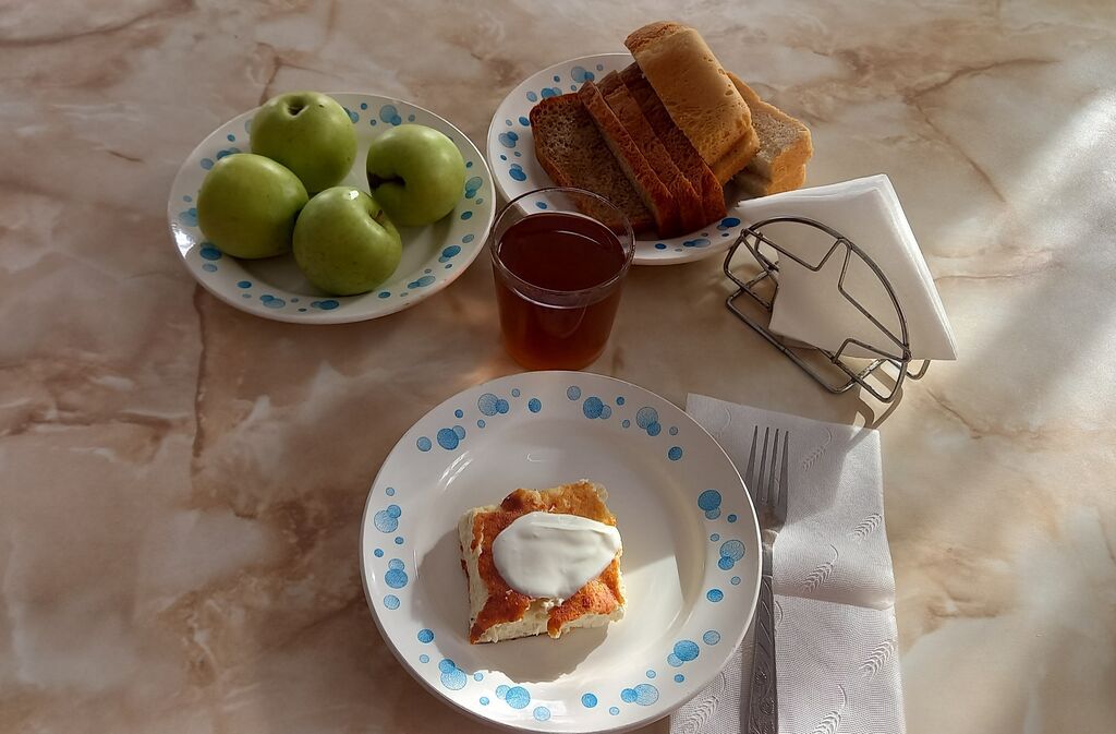 горячий завтрак 1-4 классы от 02.02.2024г пудинг со сметаной, чай с сахаром, хлеб пшеничный, хлеб ржаной йодированный, яблоко