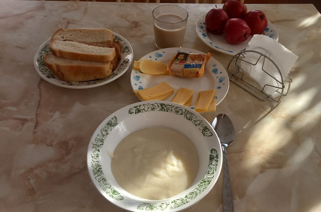 горячий завтрак 1-4 классы от 15.01.2024г каша манная молочная, чай с сахаром, хлеб пшеничный, хлеб ржаной йодированный, печенье Аленка