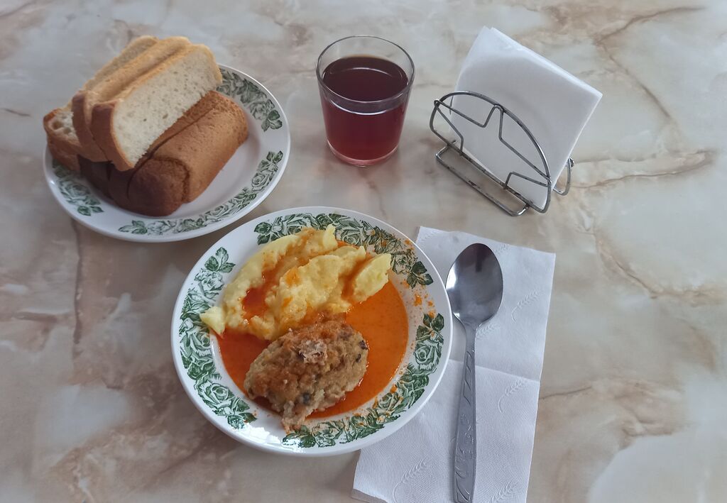 горячий завтрак 1-4 классы от 06.02.2024г рыба запеченная, соус томатный, картофельное пюре, чай с сахаром, хлеб пшеничный, хлеб ржаной йодированный