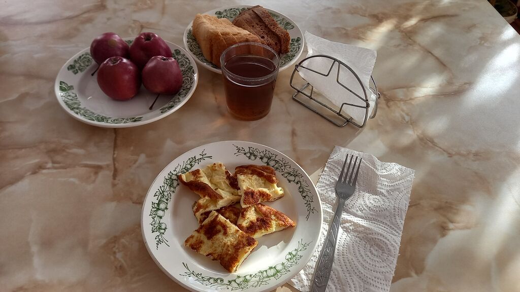 горячий завтрак 1-4 классы от 26.12.2023г омлет, хлеб пшеничный, хлеб ржаной йодированный, яблоко, чай с сахаром