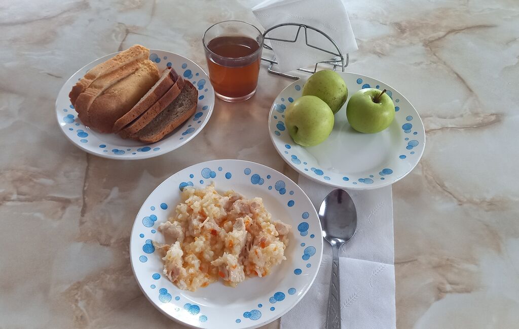 горячий завтрак 1-4 классы от 08.02.2024г плов с курицей, чай с сахаром, хлеб пшеничный, хлеб ржаной йодированный, яблоко
