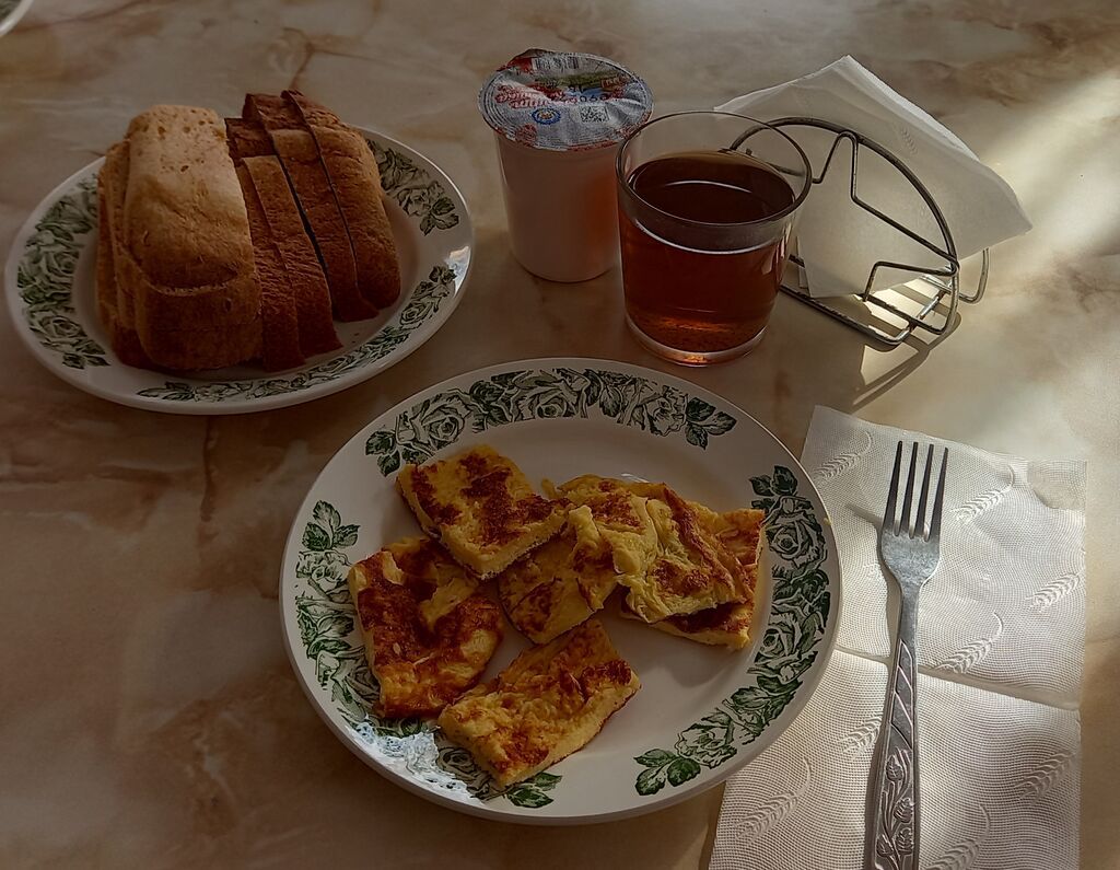 горячий завтрак 1-4 классы от 13.02.2024г омлет натуральный, чай с сахаром, хлеб пшеничный, хлеб ржаной йодированный, йогурт